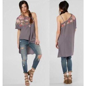gimmicks By BKE Floral Embroidered Top M